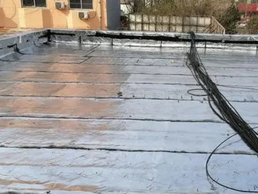 伊春卫生间漏水维修公司分享下伊春屋面楼顶防水刚性防水层施工要点。